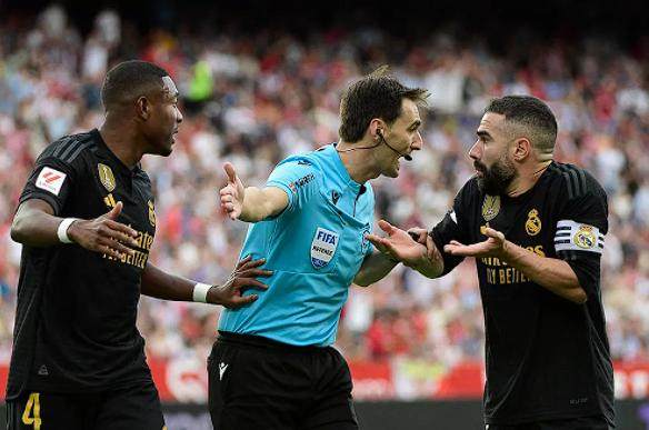 开云体育下载-安切洛蒂穆里尼奥化？西甲裁判是世界最差或最佳？